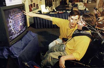 Ηλεκτρόδια επιτρέπουν σε πιθήκους να κινήσουν με τη σκέψη το ποντίκι Η/Υ