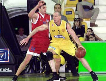 Επεισοδιακή νίκη για τον Ολυμπιακό στη Δράμα με αποβολή του Φορντ