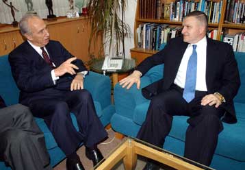 Συγκρατημένα αισιόδοξος δηλώνει ο Ζίνι μετά τη συνάντησή του με τον Σιμόν Πέρες