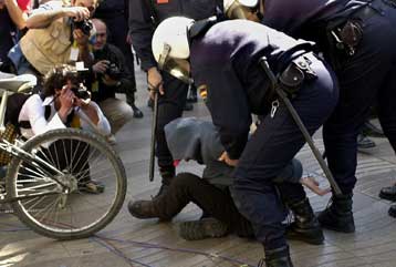 Συγκρούσεις μεταξύ διαδηλωτών και αστυνομίας στη Βαρκελώνη