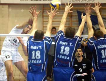 Ο Ολυμπιακός τερμάτισε πρώτος στην κανονική περίοδο με νίκη 3-0 επί του Πανελληνίου