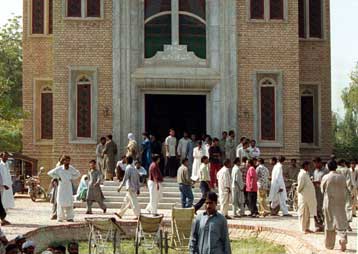 Πέντε νεκροί και 50 τραυματίες από έκρηξη βόμβας σε εκκλησία του Πακιστάν