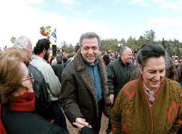 Εορταστικό μήνυμα ενότητας απηύθυνε από το λόφο του Φιλοπάππου ο Δ.Αβραμόπουλος