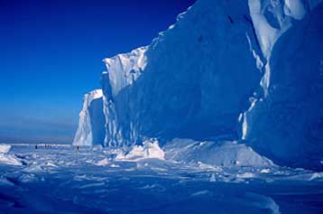 Γιγαντιαίο παγόβουνο αποκολλάται από την Ανταρκτική