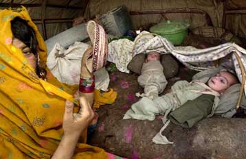 Εκατοντάδες Αφγανοί πρόσφυγες επιστρέφουν στα σπίτια τους