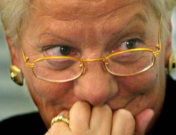 Η Κάρλα ντελ Πόντε συμβουλεύει το ΝΑΤΟ πώς θα εντοπίσει τον Ράντοβαν Κάρατζιτς