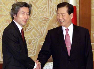 Διμερείς σχέσεις και Παγκόσμιο Κύπελλο επί τάπητος στις συνομιλίες Κοϊζούμι – Γιουνγκ