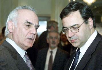 Μεγαλύτερο κατά 3,3 δισ. ευρώ το δημόσιο χρέος, σύμφωνα με το ΔΝΤ