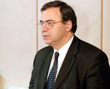 Αύξηση φόρου καυσίμων και ΦΠΑ σε δικηγόρους περιλαμβάνει το νέο φορολογικό σύστημα