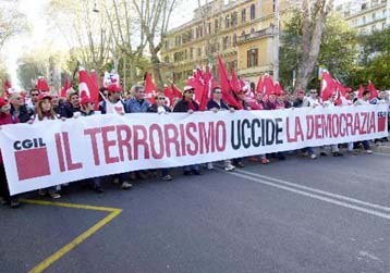 Διαδηλώσεις κατά της πολιτικής Μπερλουσκόνι και της τρομοκρατίας παραλύουν τη Ρώμη