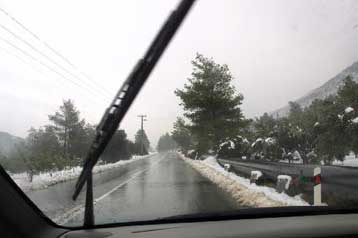 Τα πρώτα χιόνια του τριημέρου έκαναν την εμφάνισή τους – Δεμένα τα πλοία στα λιμάνια