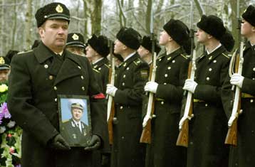 Κηδεύτηκαν το Σάββατο ο καπετάνιος και άλλα έξι μέλη του πληρώματος του Kursk