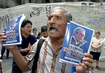 Εκρήξεις αυτοσχέδιων μηχανισμών σημειώθηκαν με την άφιξη του Μπους στο Περού