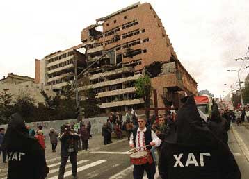 Μαζική διαδήλωση στο Βελιγράδι για την τρίτη επέτειο των ΝΑΤΟϊκών βομβαρδισμών