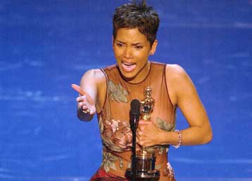 Χάλε Μπέρι και Ντένζελ Ουάσινγκτον γράφουν ιστορία για τους μαύρους ηθοποιούς των ΗΠΑ