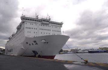 Επετράπη ο απόπλους όλων των πλοίων από Πειραιά και Ραφήνα