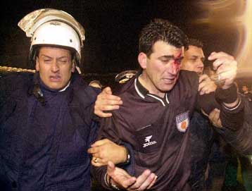 Σύσκεψη υπό τον Κουράκη για τα έκτροπα στο ντέρμπι – Συνελήφθη ένα άτομο