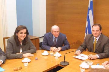 Τη συμμετοχή ή όχι στο διάλογο για το ασφαλιστικό εξετάζει η ΝΔ