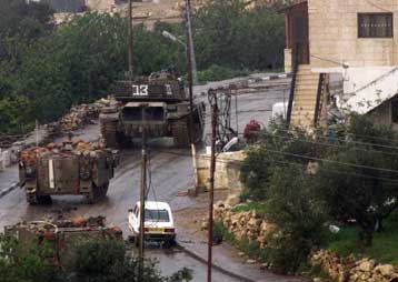 Στις φλόγες τα γραφεία του Γιασέρ Αραφάτ στη Ραμάλα