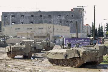 Εισβολή και σκληρές μάχες στο αρχηγείο του Αραφάτ – Σε κίνδυνο ο Παλαιστίνιος ηγέτης