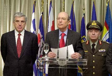 Αλλαγές στη δομή του στρατού ανακοίνωσε ο Κ.Σημίτης από το Πεντάγωνο