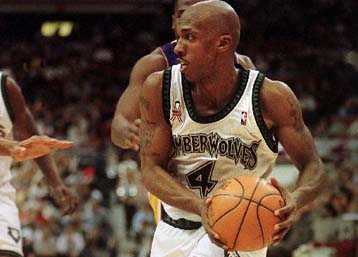 Νίκη δια χειρός Μπίλαπς των Τίμπεργουλβς επί των Ντάλας Μάβερικς