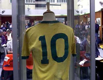Για 157.750 λίρες πωλήθηκε η φανέλα που φορούσε ο Πελέ στον τελικό Μουντιάλ του 1970