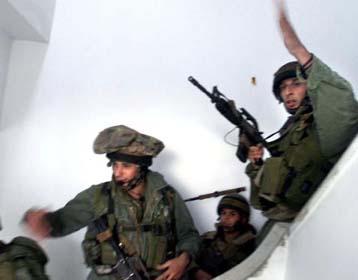 Κατελήφθη το γραφείο του Γιασέρ Αραφάτ από Ισραηλινούς στρατιώτες