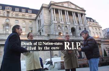 Στην ευρωζώνη η Μ.Βρετανία. Η στερλίνα επίσημο νόμισμα μαζί με το ευρώ για 15 μήνες!