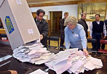 Μάχη στήθος με στήθος δίνουν μεταρρυθμιστές και κομμουνιστές στην Ουκρανία