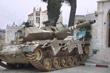 Το αρχηγείο της παλαιστινιακής αστυνομίας στη Ραμάλα βομβάρδισε το Ισραήλ