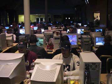 Σε έναν τεράστιο παιχνιδότοπο βρέθηκαν επί τετραήμερο 900 παίκτες βιντεοπαιχνιδιών