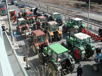 Συνεχίζουν τους αποκλεισμούς δρόμων και υπηρεσιών οι αγρότες της Μακεδονίας – Θράκης