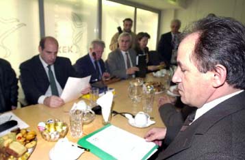 Αυξήσεις 5,3% το 2002 και συμβιβασμός στο 39ωρο ξαναφέρουν κοντά ΓΣΕΕ και εργοδότες