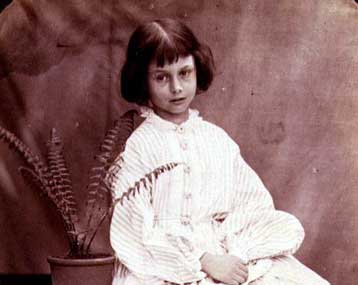 Οι Βρετανοί μαζεύουν χρήματα για τις φωτογραφίες της Αλίκης στη Χώρα των Θαυμάτων