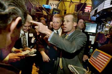 Στο χαμηλότερο επίπεδο του τελευταίου μήνα έκλεισαν Nasdaq και Dow Jones την Τετάρτη