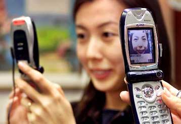 Η NTT DoCoMo κατασκευάζει κινητό τηλέφωνο που θα διαβάζει τα χείλη