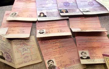 Κυκλώματα που «εξέδιδαν» πλαστές άδειες οδήγησης και διαβατήρια εξάρθρωσε η ΕΛ.ΑΣ.