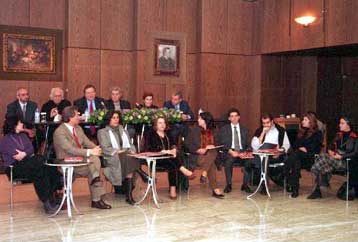 Λυσιστράτη κατά Θεοδωράκη στο ΜΜΑ με φόντο τη Μέση Ανατολή