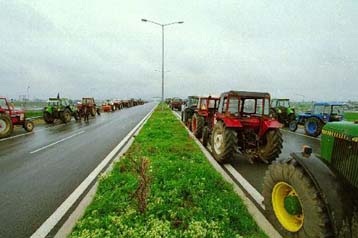 Συνεχίζουν τα μπλόκα οι βαμβακοπαραγωγοί – Αποκλεισμοί δρόμων σε όλη τη χώρα