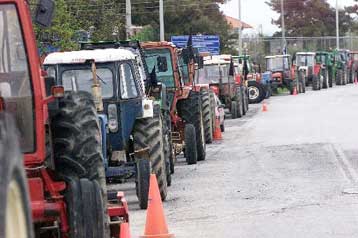 Επτά μπλόκα στη Θεσσαλία – Αιφνιδιαστικοί αποκλεισμοί και στις παρακαμπτηρίους