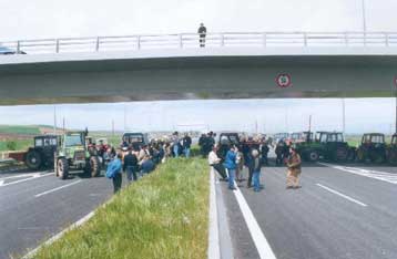 Στα δύο κομμένη η Ελλάδα – Κλιμακώνουν τις κινητοποιήσεις οι βαμβακοπαραγωγοί