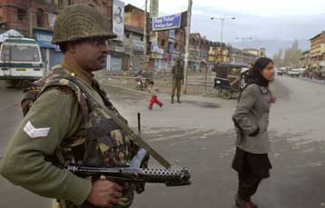 Δώδεκα άτομα σκοτώθηκαν σε νέες συγκρούσεις στο Κασμίρ
