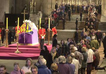 Χιλιάδες Βρετανοί αποτίουν φόρο τιμής στη βασιλομήτορα Ελισάβετ