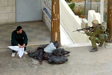 Ισραηλινές δυνάμεις έπληξαν το γραφείο του Αραφάτ – Μακελειό στην Τζενίν