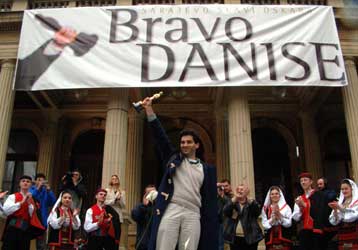 Υποδοχή ήρωα επιφύλαξαν οι Βόσνιοι στον βραβευμένο με Όσκαρ συμπατριώτη τους