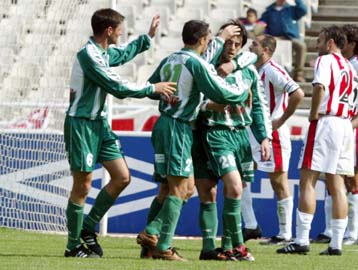 Το «διπλό» της ΑΕΚ και το «Χ» του Ολυμπιακού βάζουν φωτιά σε κορυφή και ουρά