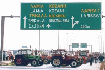 Η Ελλάδα στα δύο από τα μπλόκα των αγροτών, που ζητούν συνάντηση με Σημίτη ή Λαλιώτη