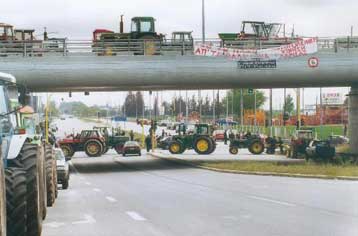 Οι αγρότες συνεχίζουν τους αποκλεισμούς δρόμων αξιώνοντας συνάντηση με τον Κ.Λαλιώτη