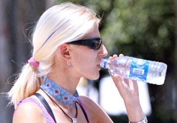 Αναγραφή τιμών σε νερά και αναψυκτικά τέλος, αποφάσισε το υπουργείο Ανάπτυξης